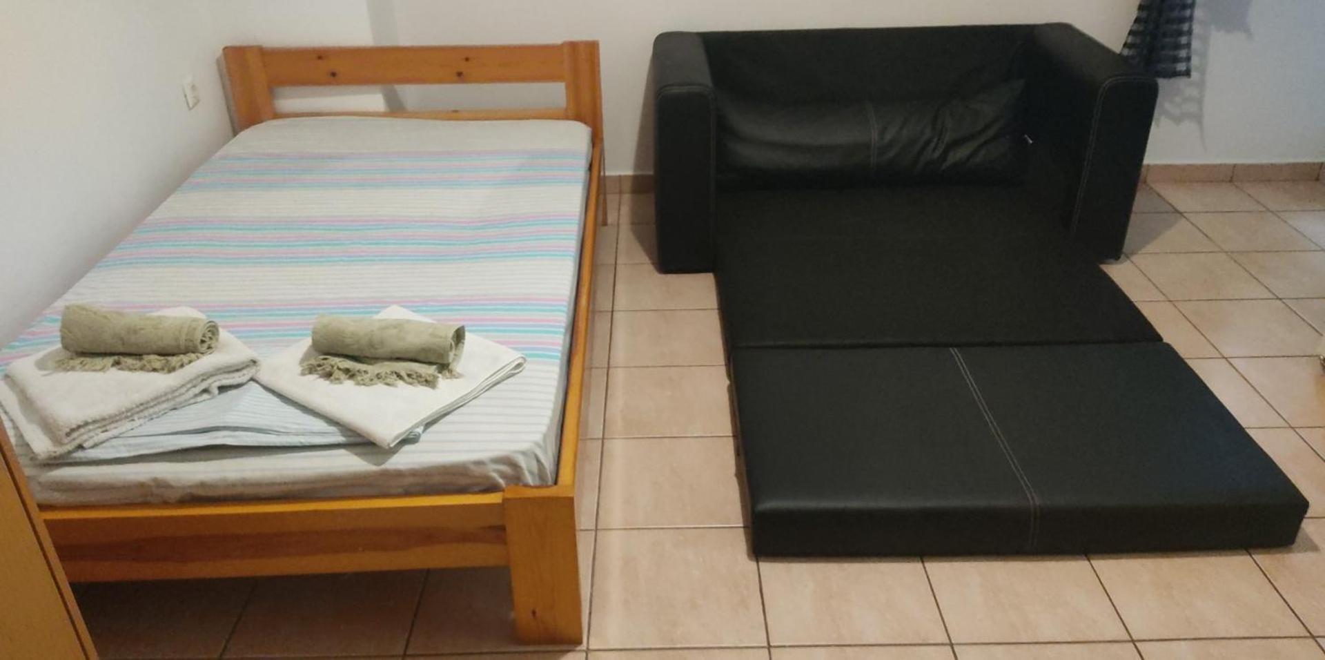 Friedly The Bed Is Semi Double *