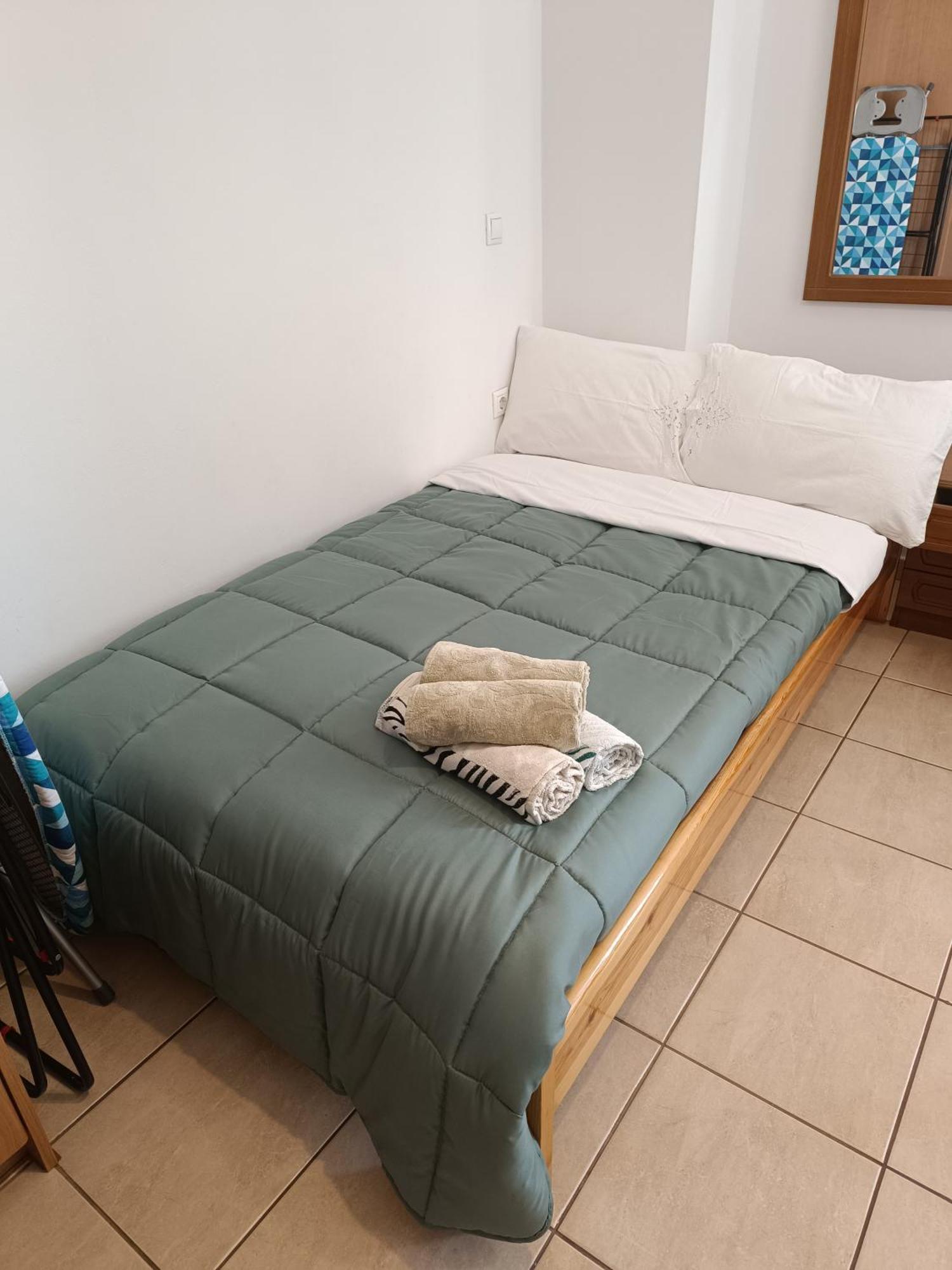 Friedly The Bed Is Semi Double Apartment